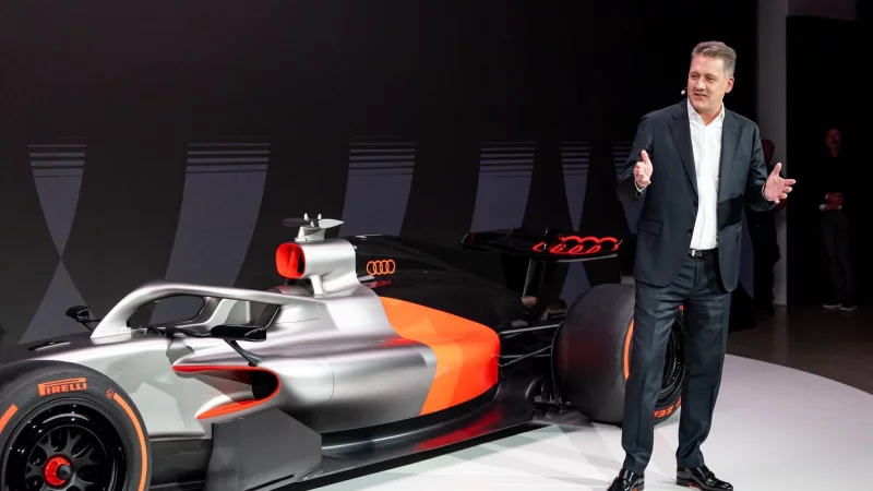 Audi-Boss Gernot D&ouml;llner vor seinem neuen Schmuckst&uuml;ck. - &copy; Daniel Karmann/dpa