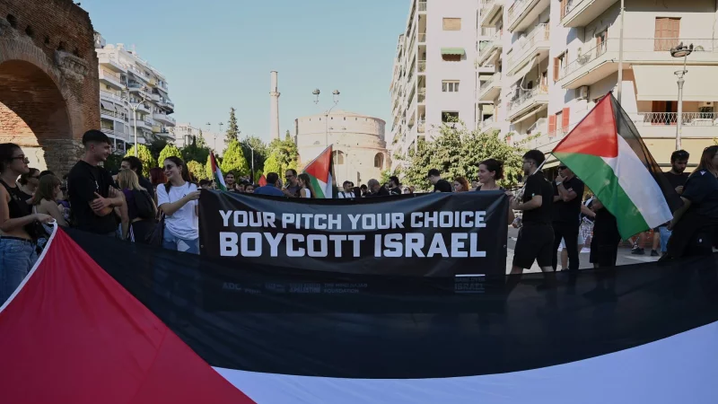 Immer wieder gab es zuletzt Proteste für Palästina und gegen Israel - auch rund um Sportveranstaltungen. - © Giannis Papanikos/AP/dpa