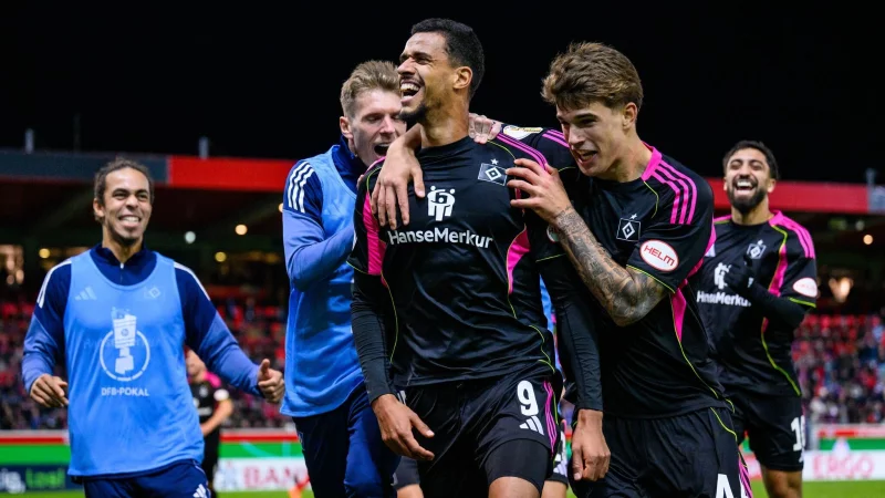 Umjubelter Siegtorsch&uuml;tze: Hamburgs Robert Glatzel. - &copy; Tom Weller/dpa
