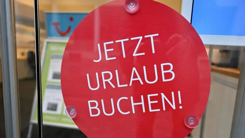 Rund um Weihnachten und den Jahreswechsel werben die Veranstalter besonders intensiv mit ihren Frühbucherangeboten für die Sommersaison. - © Peter Kneffel/dpa/dpa-tmn