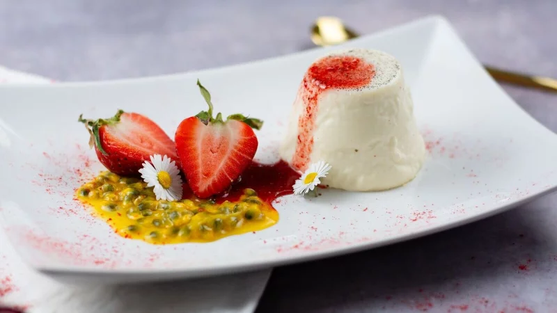Sieht aus wie gemalt: Zur Panna Cotta serviert Annelie Ulrich Erdbeeren und das Fruchtfleisch einer Maracuja. - &copy; Annelie Ulrich/dpa-tmn