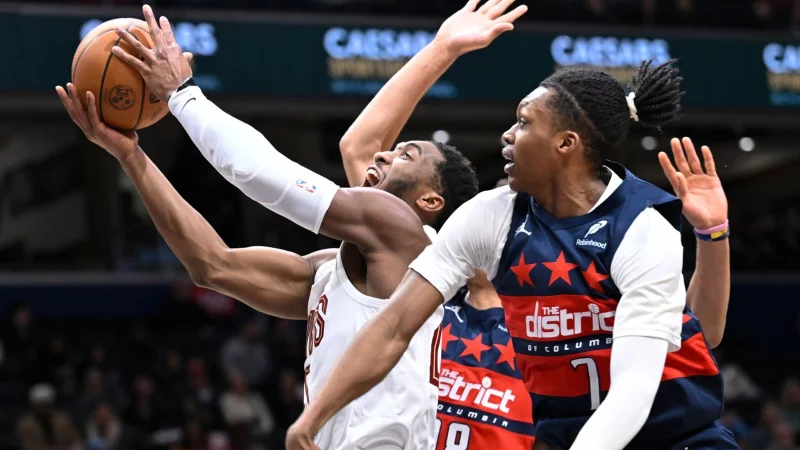 Donovan Mitchell (l) dreht fast im Alleingang das Spiel für die Cleveland Cavaliers. - © John McDonnell/AP/dpa