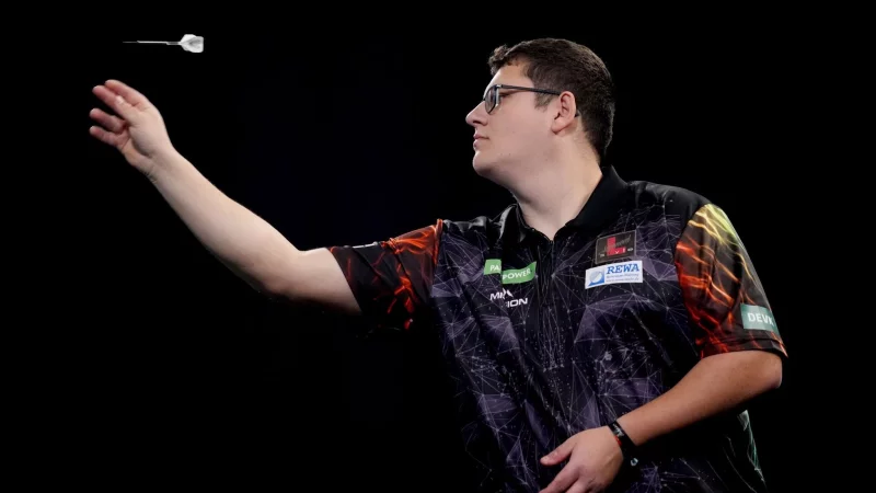 Dominik Gr&uuml;llich scheitert knapp an Jermaine Wattimena. - &copy; John Walton/PA Wire/dpa