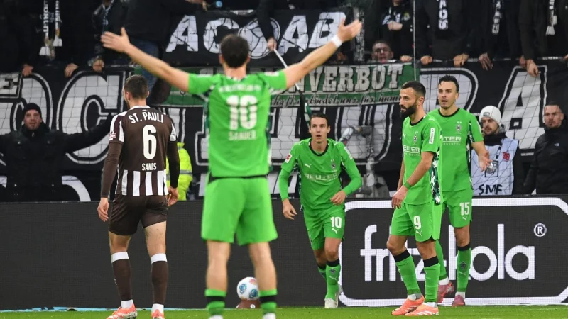 Erleichterung nach VAR-Entscheid: M&ouml;nchengladbacher jubeln nach dem 1:0 &uuml;ber die erste F&uuml;hrung der Saison. - &copy; Daniel Bockwoldt/dpa