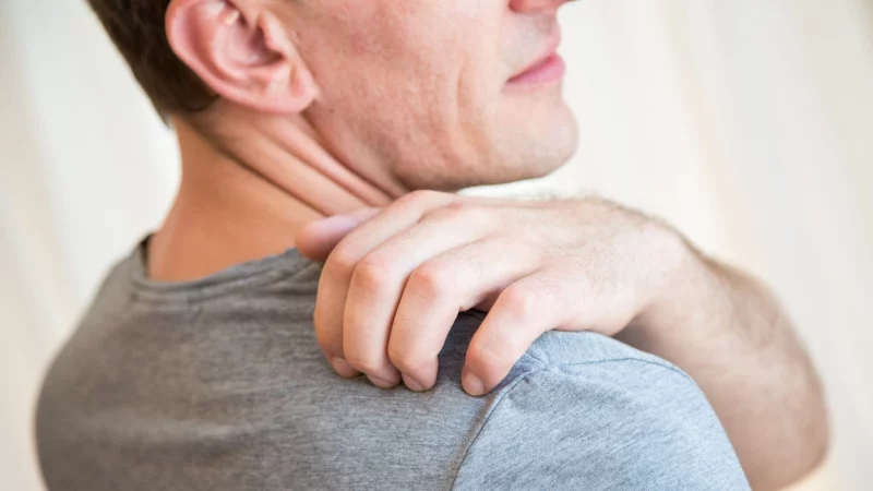 Juckreiz ist eines der typischen Symptome der Gürtelrose. - © Christin Klose/dpa-tmn