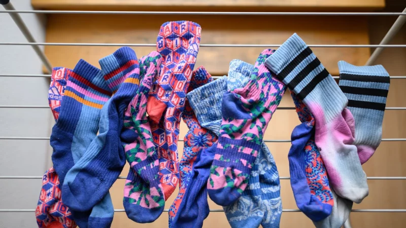 Gar nicht mal so frisch: Muffige Wäsche entsteht oft durch Restfeuchtigkeit. Textilien sollten immer vollständig getrocknet werden, bevor sie in den Schrank kommen. - © Robert Michael/dpa/dpa-tmn