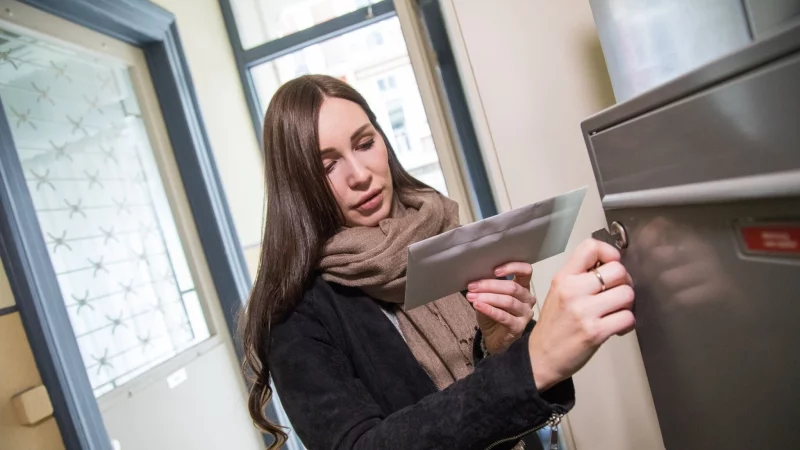Post aus dem Briefkasten wirkt oft vertrauensw&uuml;rdig &ndash; doch gef&auml;lschte Bank- und Paketbenachrichtigungen mit QR-Codes machen derzeit die Runde. - &copy; Christin Klose/dpa-tmn