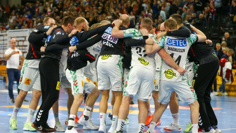 Der SC Magdeburg bejubelt den Sieg in Flensburg und den Sprung an die Tabellenspitze. - &copy; Michael Hundt/dpa