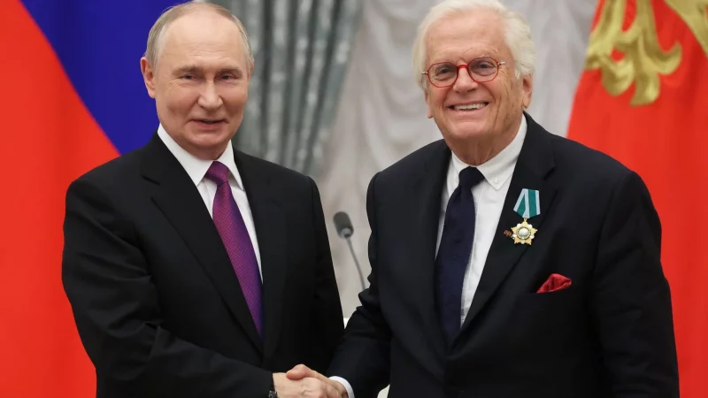 Trotz des andauernden Konflikts zwischen Russland und dem Westen hat Kremlchef Wladimir Putin dem deutschen Pianisten und Dirigenten Justus Frantz einen Orden verliehen. - &copy; Maxim Shipenkov/Pool EPA via AP/dpa