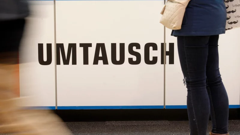 Im Einzelhandel besteht kein generelles Recht auf Umtausch, wenn das Geschenk nicht gef&auml;llt: H&auml;ndler k&ouml;nnen R&uuml;ckgaben ablehnen oder nur Gutscheine anbieten. - &copy; Roland Weihrauch/dpa/dpa-tmn