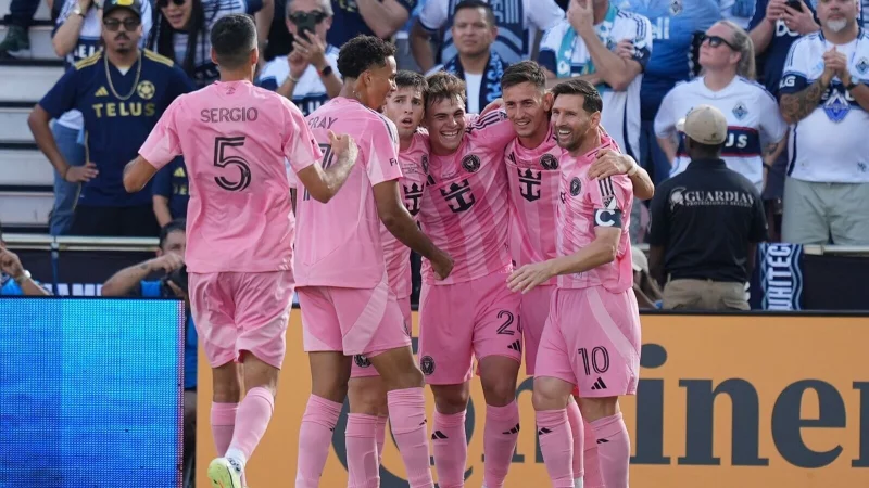 Miami jubelt über das 1:0 - ein Eigentor von Vancouver-Profi Ocampo. - © Rebecca Blackwell/AP/dpa