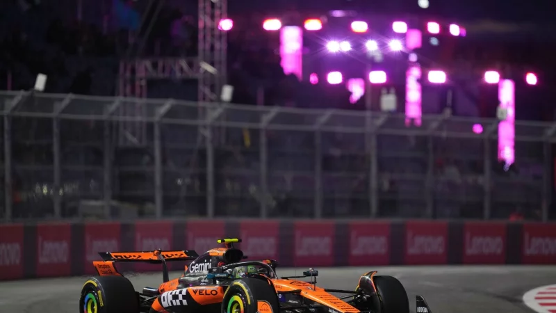 Lando Norris kam mit seinem McLaren &uuml;berraschend gut zurecht in den ersten Einheiten. - &copy; Eric Gay/AP/dpa