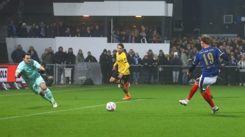 Phil Harres (Holstein Kiel) erzielt das Tor zum zwischenzeitlichen 1:1. - &copy; Michael Hundt/dpa