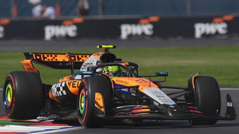 Lando Norris fährt an der Spitze des Feldes. - © Moises Castillo/AP/dpa