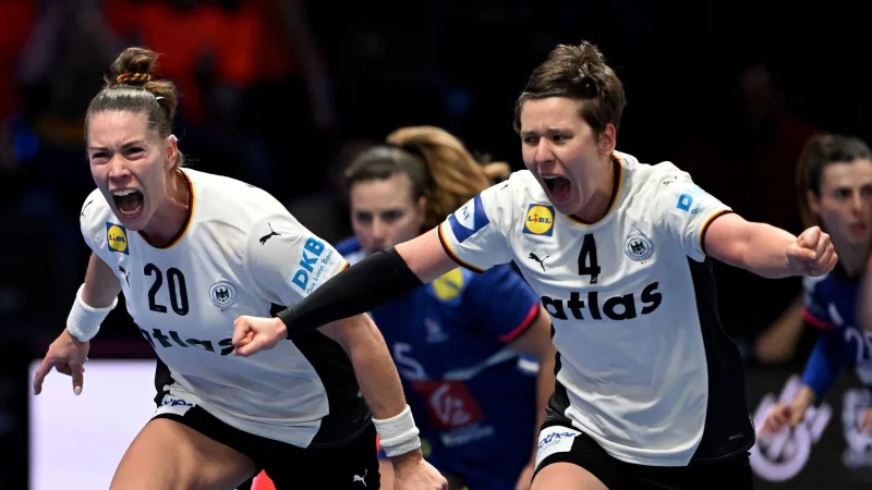 Die ehemaligen Co-Kapit&auml;ninnen Emily Vogel (l) und Alina Grijseels spielen am Sonntag um WM-Gold. - &copy; Federico Gambarini/dpa