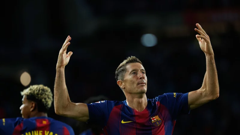 F&uuml;r Robert Lewandowski k&ouml;nnte in Barcelona bald Schluss sein. (Archivbild) - &copy; Joan Monfort/AP/dpa