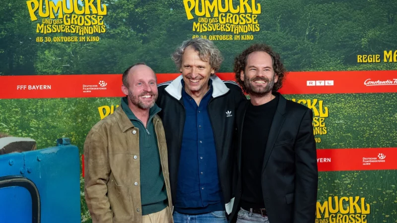 Florian Br&uuml;ckner (l) spielt Meister Eder, Maxi Schafroth (r) spricht den Pumuckl. - &copy; Lennart Preiss/dpa