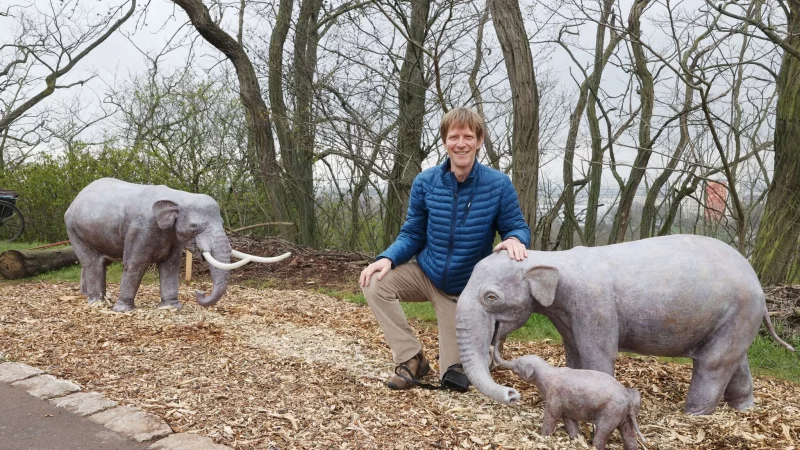 Der Künstler Thomas Lindner ist am 7. Dezember gestorben, der vielseitig engagierte geborene Dresdner prägte mit seinen Metallskulpturen das Stadtbild Erfurts und schuf auch Skulpturen für den Zoo. (Archivbild) - © Bodo Schackow/dpa-Zentralbild/dpa