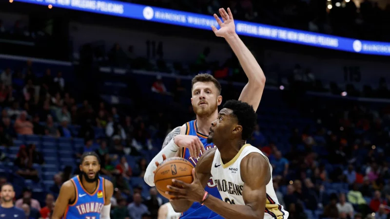 Hartenstein (Mitte) und OKC hatten die Pelicans im Griff. - &copy; Butch Dill/AP/dpa