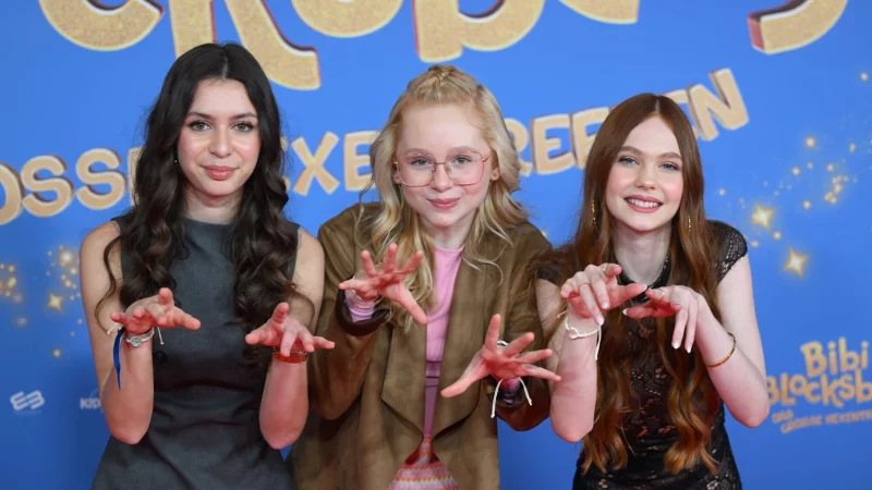 Die Schauspielerinnen Carla Demmin, NALA und Philomena Amari bei der Premiere. - © Felix Hörhager/dpa