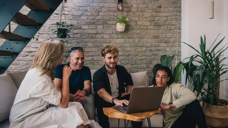 Vom eigenen Umfeld in Sachen Geldanlage beraten lassen? Das ist eher keine gute Idee. - &copy; Zacharie Scheurer/dpa-tmn