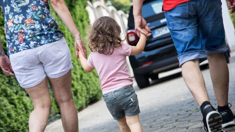 Unzumutbar viele Fahrten: Gericht muss Gro&szlig;eltern mit Sorgeaufgaben anh&ouml;ren - &copy; Christin Klose/dpa Themendienst/dpa-tmn