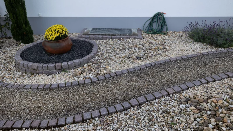 Kies und Schotter statt Blumen und Gras: Wer seinen Garten so gestalten m&ouml;chte, sollte pr&uuml;fen, ob das eine Baugenehmigung erfordert. - &copy; Hannes P. Albert/dpa/dpa-tmn