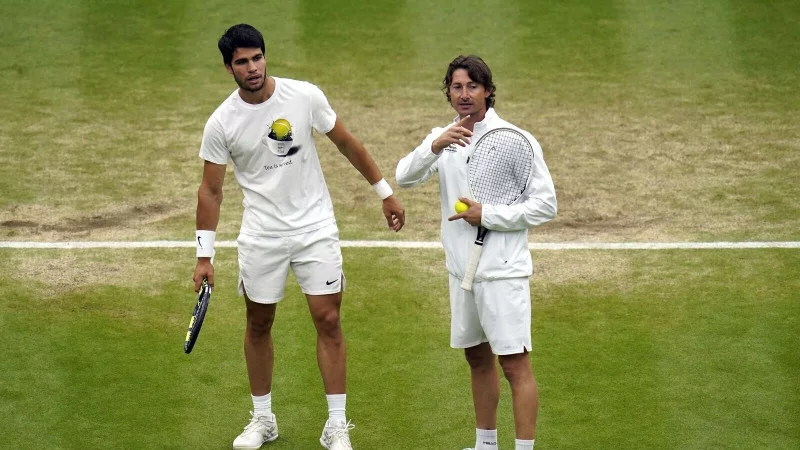 Tennisstar Carlos Alcaraz (l) und Trainer Juan Carlos Ferrero beenden ihre erfolgreiche Zusammenarbeit. (Archivbild) - &copy; Andrew Matthews/PA Wire/dpa