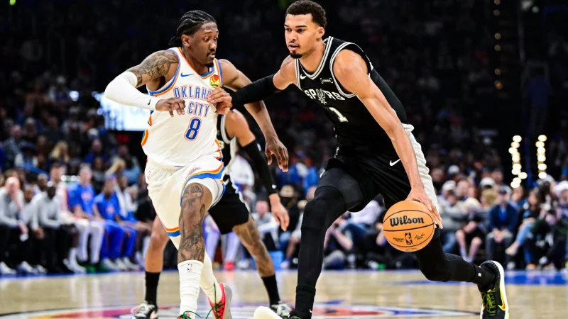 Die Thunder fanden gegen Spurs-Star Victor Wembanyama (r) selten ein defensives Mittel. - &copy; Gerald Leong/AP/dpa