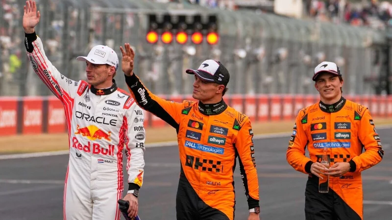 Verstappen, Norris oder Piastri (v.l.): Wer von den drei Fahrern wird sich in Abu Dhabi krönen? (Archivbild) - © Hiro Komae/AP/dpa