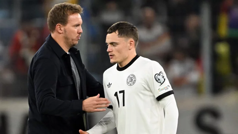 Julian Nagelsmann h&auml;lt zu Florian Wirtz (r). (Archivbild) - &copy; Federico Gambarini/dpa