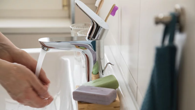 Damit warmes Wasser aus der Leitung kommt, wird bei zentralen Lösungen oft viel Energie benötigt. - © Christin Klose/dpa-tmn