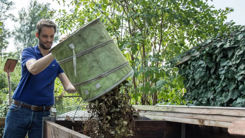 Pflanzen, die von hartnäckigen Krankheiten oder Schädlingen befallen sind, gehören nicht auf den Kompost. - © Christin Klose/dpa-tmn