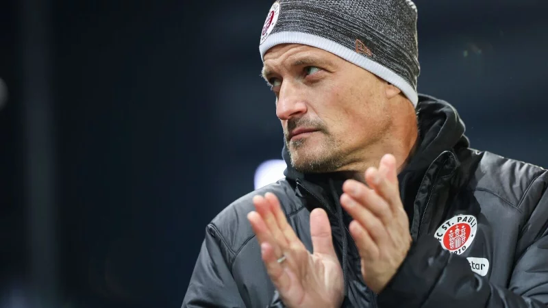 Alexander Blessin bleibt auch nach schwachen Ergebnissen Trainer beim FC St. Pauli. - &copy; Christian Charisius/dpa