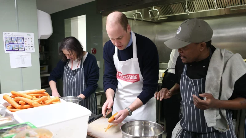 Vor sechs Jahren half der Thronfolger ebenso bei der Zubereitung des Essens. (Archivbild) - &copy; Ian Vogler/Daily Mirror/PA Wire/dpa