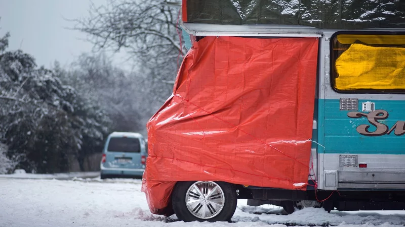 &Uuml;berwintert das Wohnmobil im Freien, sollte man eine Abdeckplane und zus&auml;tzliche Diebstahlsicherungen verwenden: Radkralle, Lenkradsperre und Kopplungsschloss sorgen f&uuml;r Schutz. - &copy; Frank Rumpenhorst/dpa/dpa-tmn