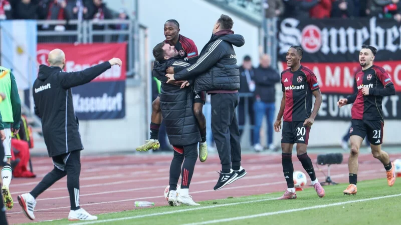 Ausgelassener N&uuml;rnberger Jubel mit Torsch&uuml;tze Mohamed Zoma (oben links) und Trainer Miroslav Klose nach dem 2:1. - &copy; Daniel L&ouml;b/dpa