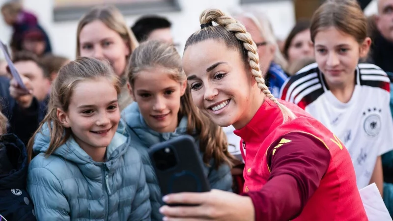 Da geht noch mehr: DFB-Kapit&auml;nin Giulia Gwinn hofft durch die Investitionen auf bessere Bedingungen in der Bundesliga. (Archivbild) - &copy; Marius Becker/dpa