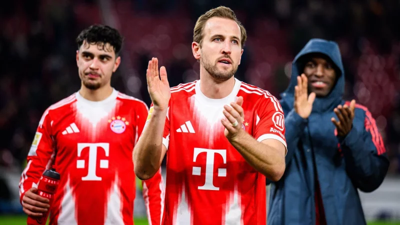 Dreifachtorschütze beim Sieg in Stuttgart: Bayern-Star Harry Kane (M.). - © Tom Weller/dpa