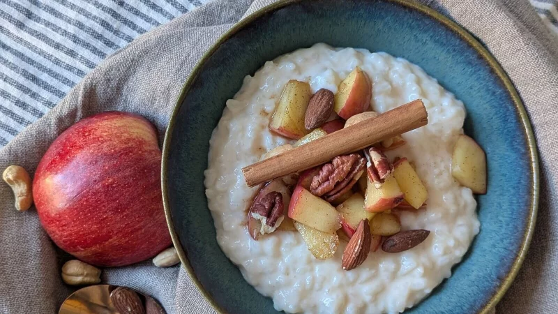 Der Milchreis ist mit Apfel, Zimt und N&uuml;ssen getoppt und eignet sich sowohl als Hauptspeise als auch als Dessert. - &copy; Doreen Hassek/hauptstadtkueche.blogspot.com/dpa-tmn