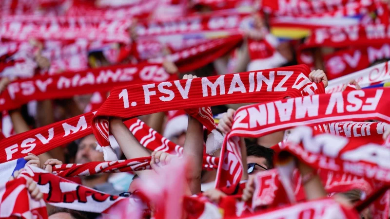 Der Fu&szlig;ball-Fan, der im Spiel der Mainzer in Stuttgart reanimiert werden musste, ist nach Club-Angaben auf dem Weg der Besserung. - &copy; Uwe Anspach/dpa