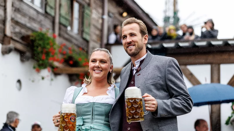 Harry Kane präsentierte sich mit seiner Frau Katie Goodland in bester Wiesn-Stimmung. - © Matthias Balk/dpa