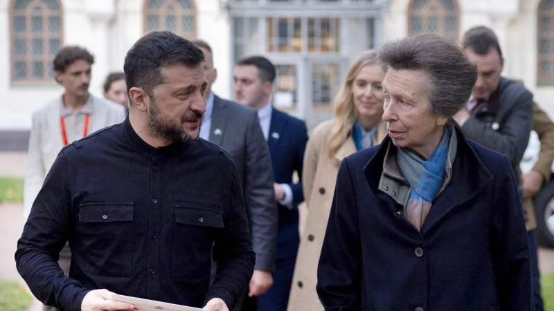 Prinzessin Anne &uuml;berreichte dem ukrainischen Pr&auml;sidenten Wolodymyr Selenskyj einen Brief mit Emblem des K&ouml;nigshauses. - &copy; Thomas Peter/PA Wire/dpa