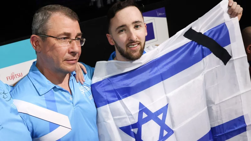 Durfte nicht zur WM nach Indonesien: Artem Dolgopyat (r). (Archivbild) - &copy; Geert vanden Wijngaert/AP/dpa