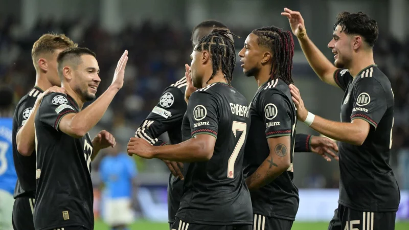 Abklatschen beim n&auml;chsten klaren Sieg: Die Bayern-Profis beim Torjubel. - &copy; Peter Kneffel/dpa