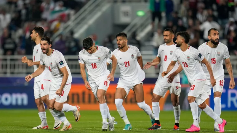 Iran ist bei der Fußball-WM dabei - Funktionäre werden bei der Auslosung voraussichtlich fehlen. - © Aijaz Rahi/AP/dpa