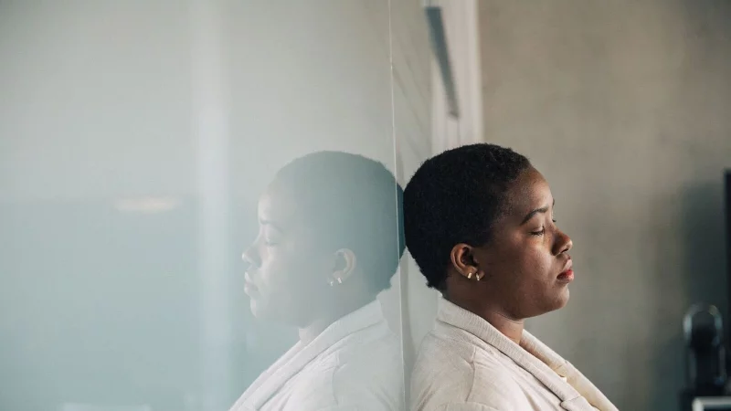 Viele Frauen erleben, dass ihre Beschwerden in der Arztpraxis nicht ernst genommen werden: Ihre Symptome werden häufig vorschnell als psychosomatisch eingestuft. - © Zacharie Scheurer/dpa-tmn