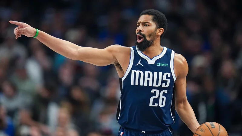 Von der NBA in die Bundesliga: Basketball-Routinier Spencer Dinwiddie heuert beim FC Bayern an. (Archivbild) - &copy; Julio Cortez/AP/dpa