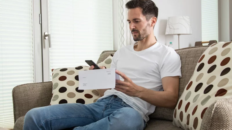 Enth&auml;lt die Inkassoforderung nur Floskeln und keine R&uuml;ckschl&uuml;sse auf einen behaupteten Vertragsschluss, sollte man beim Absender nachhaken. - &copy; Christin Klose/dpa-tmn