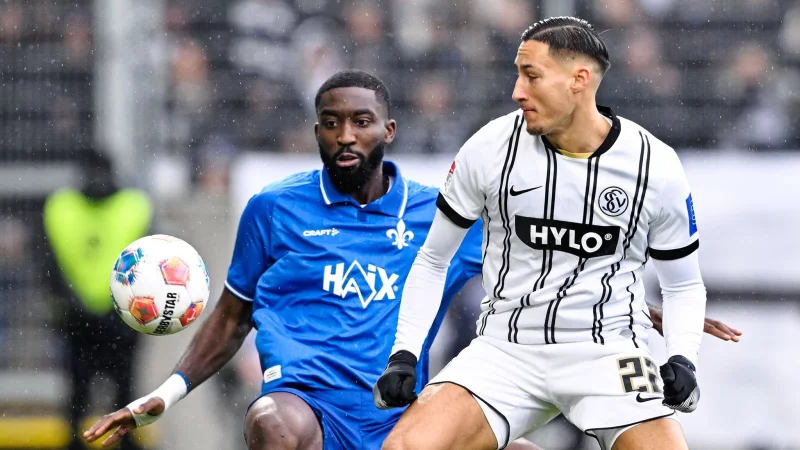 Elversbergs Torjäger Younes Ebnoutalib (r.) im Duell mit Patric Pfeiffer - © Uwe Anspach/dpa